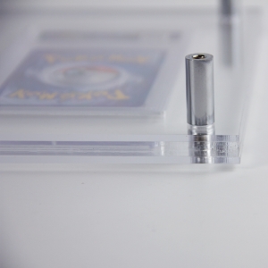 حامل عرض أكريليك بثلاث فتحات لألواح بطاقات TCG المصنفة (متوافق مع PSA/BGS) 