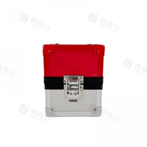 صندوق تخزين معدني أحمر وفضي اللون مزود بمشبك قفل آمن 