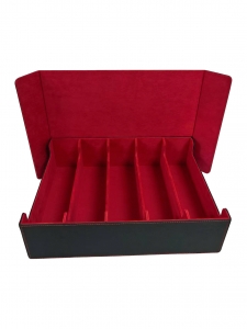 صندوق تخزين بطاقات ألعاب الورق (TCG) مصنوع من الجلد الصناعي (PU) بخمسة أقسام وبطانة حمراء.